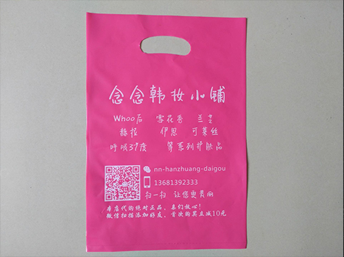 塑料泰安青岛服装袋与纸泰安青岛服装袋有什么样的不同呢？